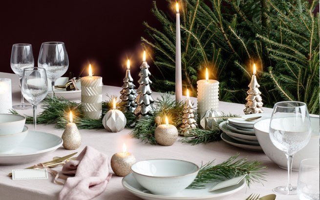 Dekorierter Weihanchtsitsch mit unterschiedlichen Kerzen